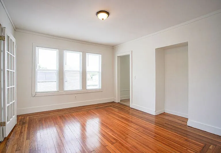 11-13 Newman St #3 — Photo 7