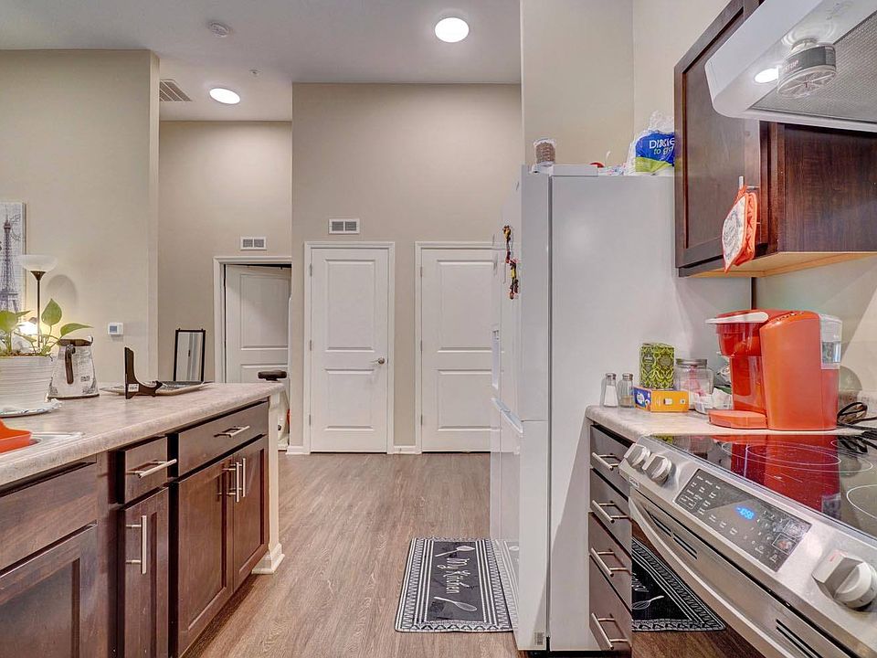 1st image of 622 Effingham St #2B-1Ba-846Sqft