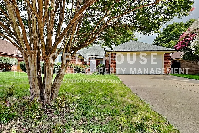 546 Newberry St — Photo 1