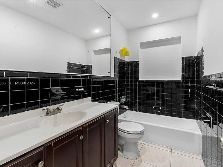 3061 NE 4th Ave — Photo 2
