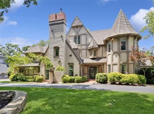 8320 Maplewood Ln, Lenexa, KS 66215