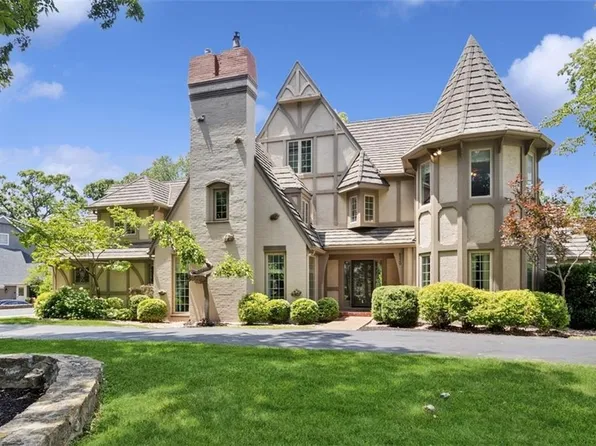 8320 Maplewood Ln, Lenexa, KS 66215