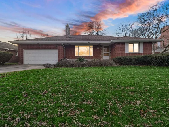 8212 Hawthorne Dr, Munster, IN 46321