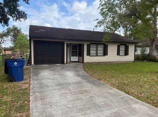 921 Nottingham Dr, Angleton, TX 77515