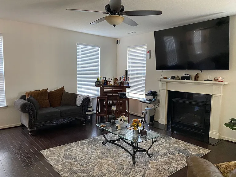406 Terrywood Dr — Photo 3