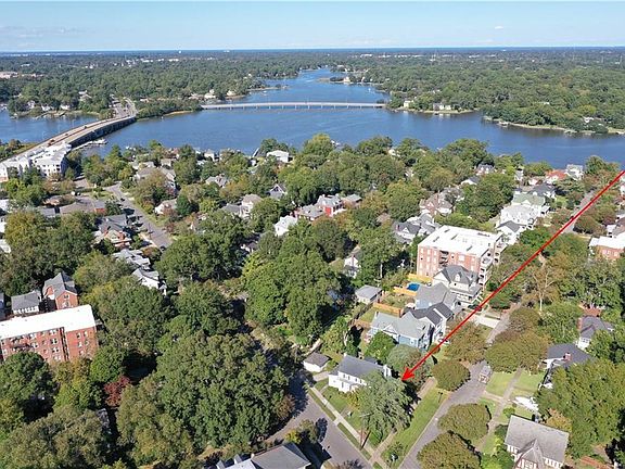 Just a few blocks from the Lafayette River and the Norfolk Zoo