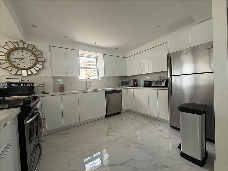 5555 Collins Ave #8R — Photo 21