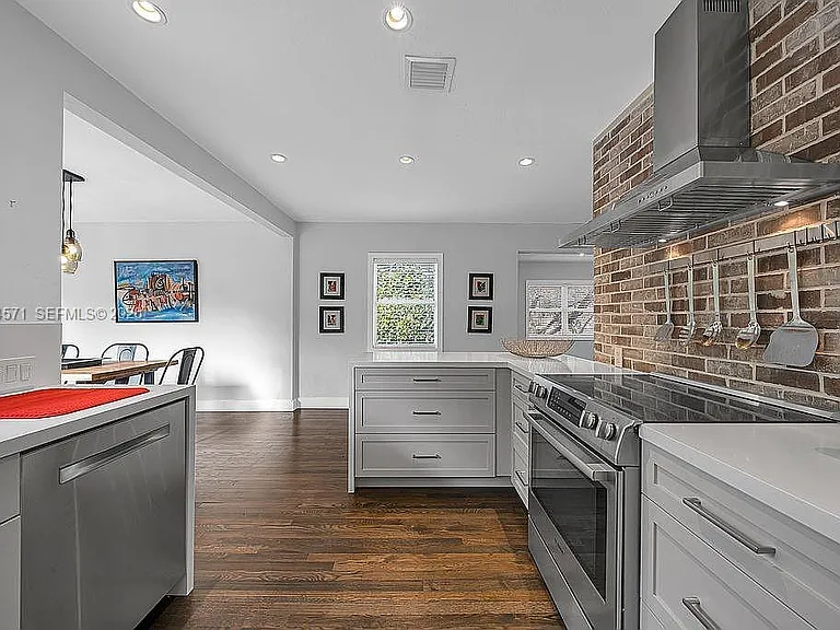 5850 SW 47th St — Photo 7