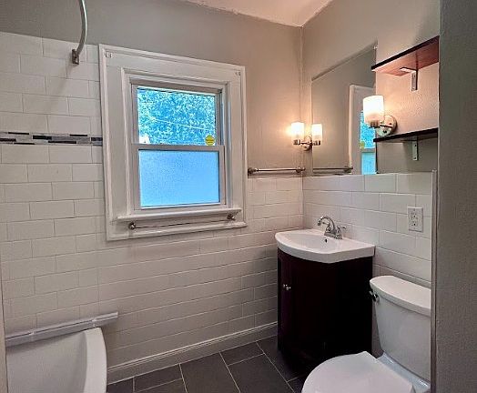 4th image of 1025 N Leland Ave