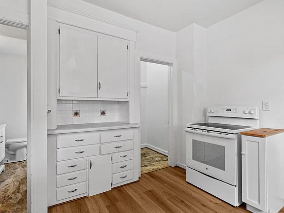 3rd image of 813 Huron AVENUE