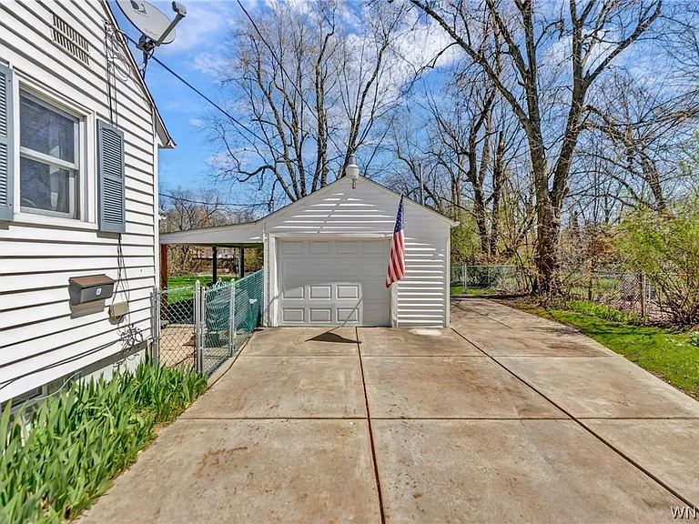 252 Royal Pkwy E — Photo 3