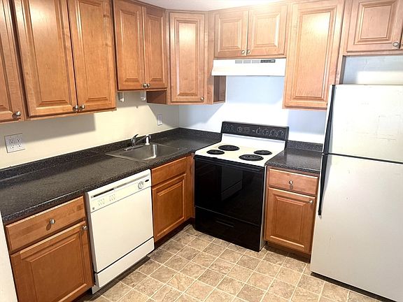 3rd image of 384 Great Rd APT B102