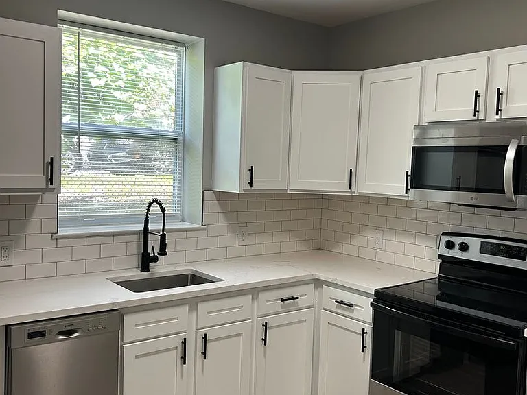 Austin Manor Apartments — Photo 43
