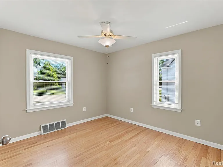 100 S Custer Ave — Photo 14