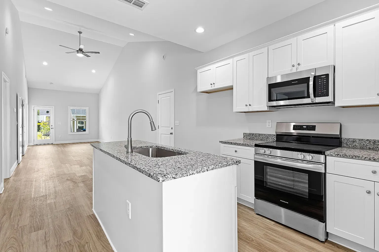 3 bed, 1118 sqft, $1,650 — Photo 4