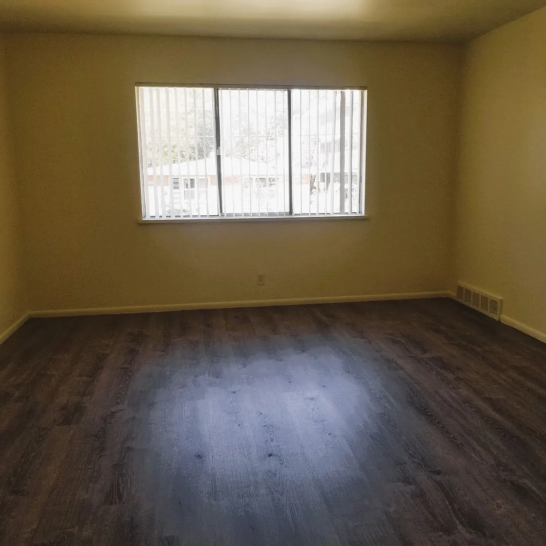 (575) 2144 Yale Ave — Photo 3