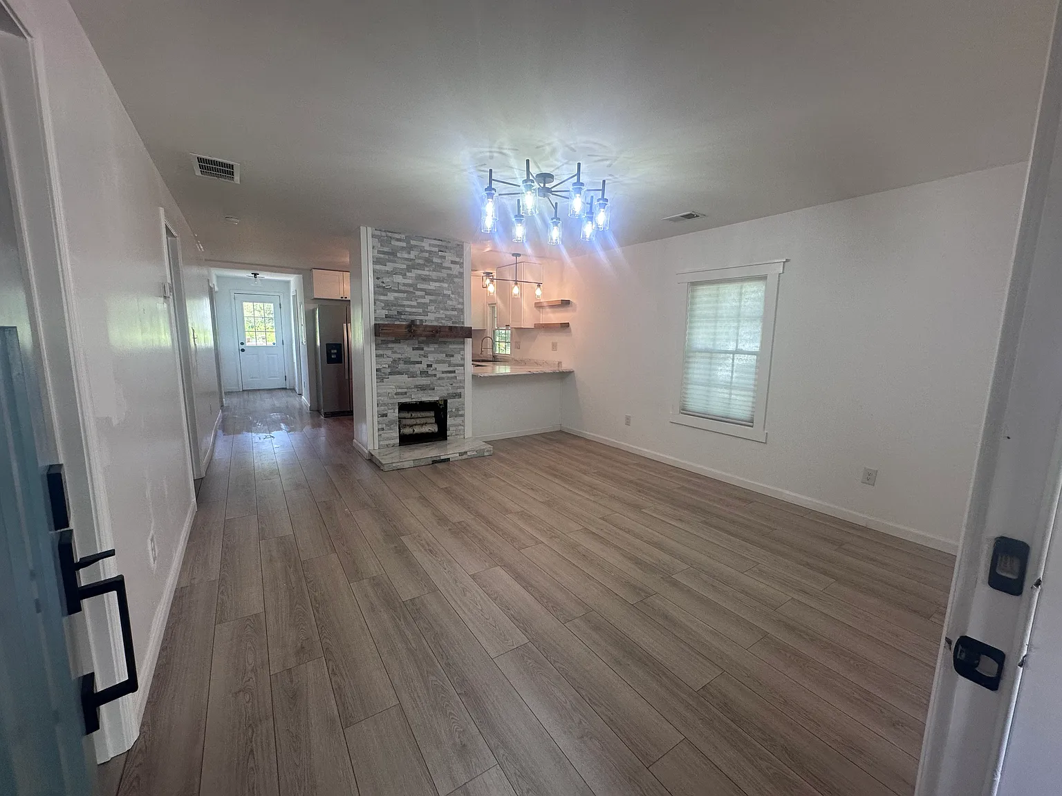 3 bed, 1100 sqft, $1,700 — Photo 3