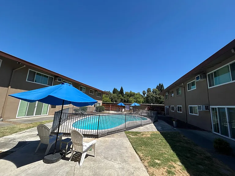 2941 Marconi — Photo 34