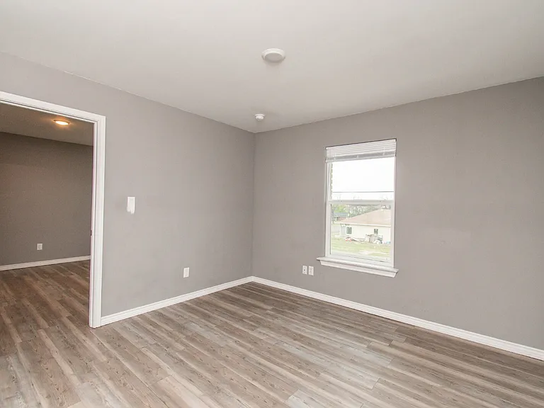 501 Root Ave #4 — Photo 5