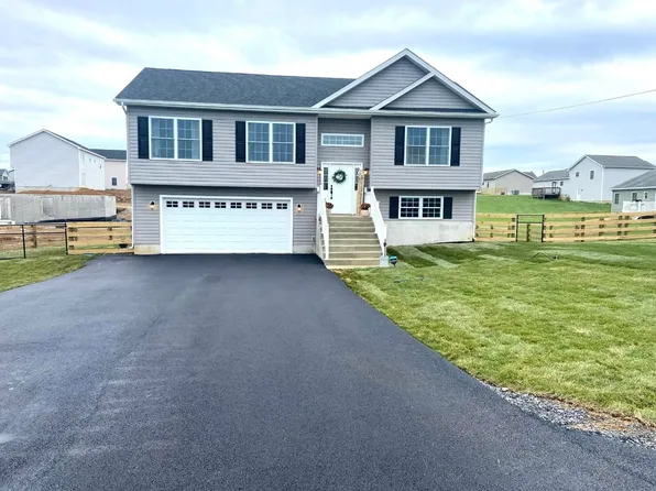 299 Hannah Ln, Bunker Hill, WV 25413