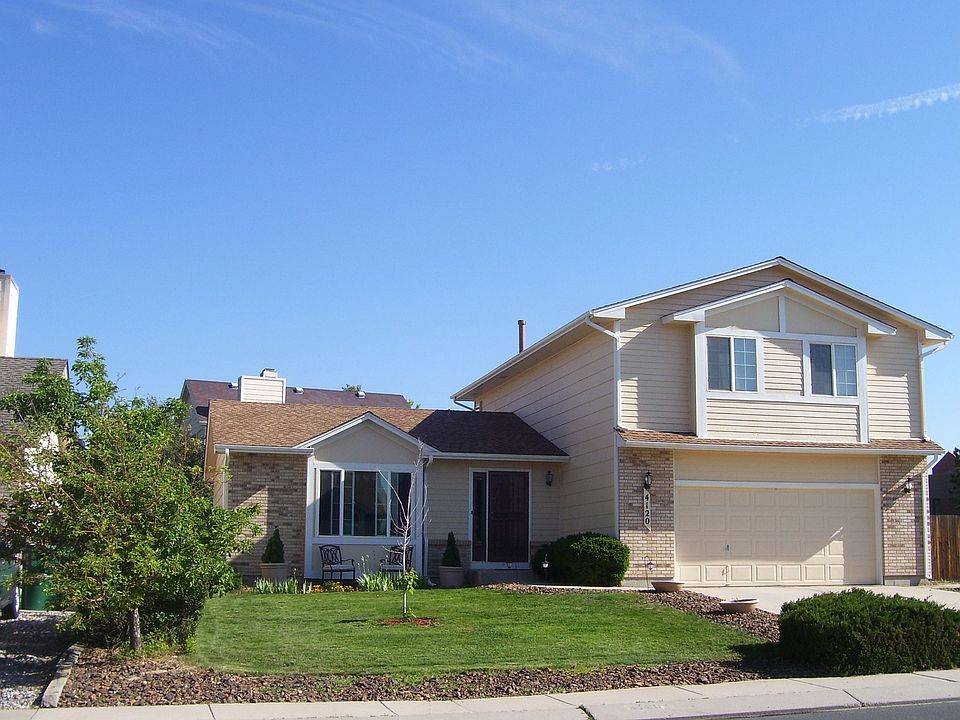Spacious front yard w/ sitting area!