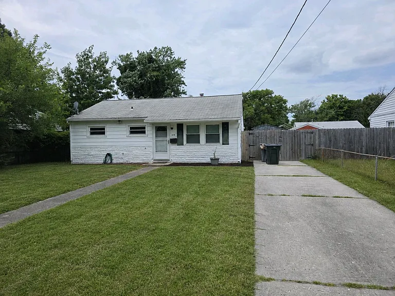 1917 Somerville Dr — Photo 1