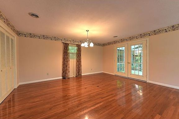 5th image of 1906 Eastwood Dr