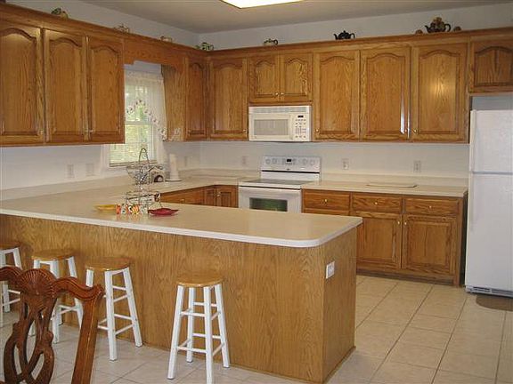 3rd image of 205 Yates St