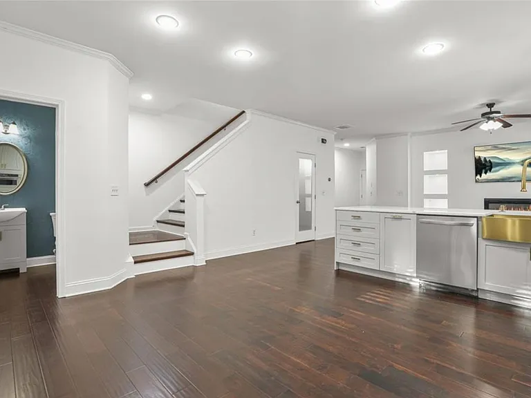 702 Barberry Dr — Photo 15