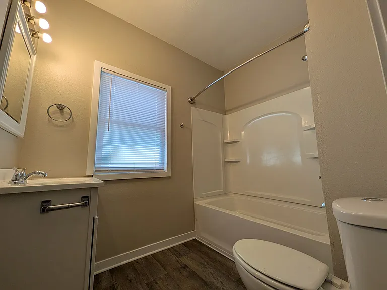 2120 Capitol Ave — Photo 18