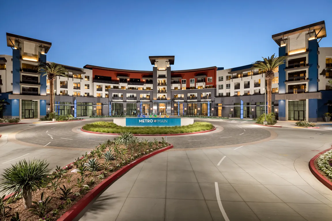 Corona, CA Metro at Main Apartments exterior