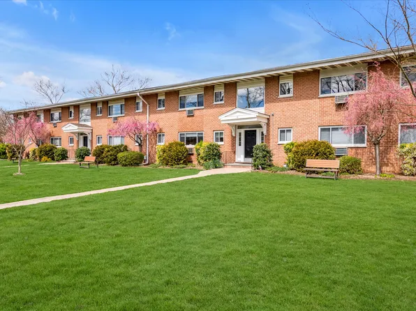 (undisclosed Address), Pt Washington, NY 11050