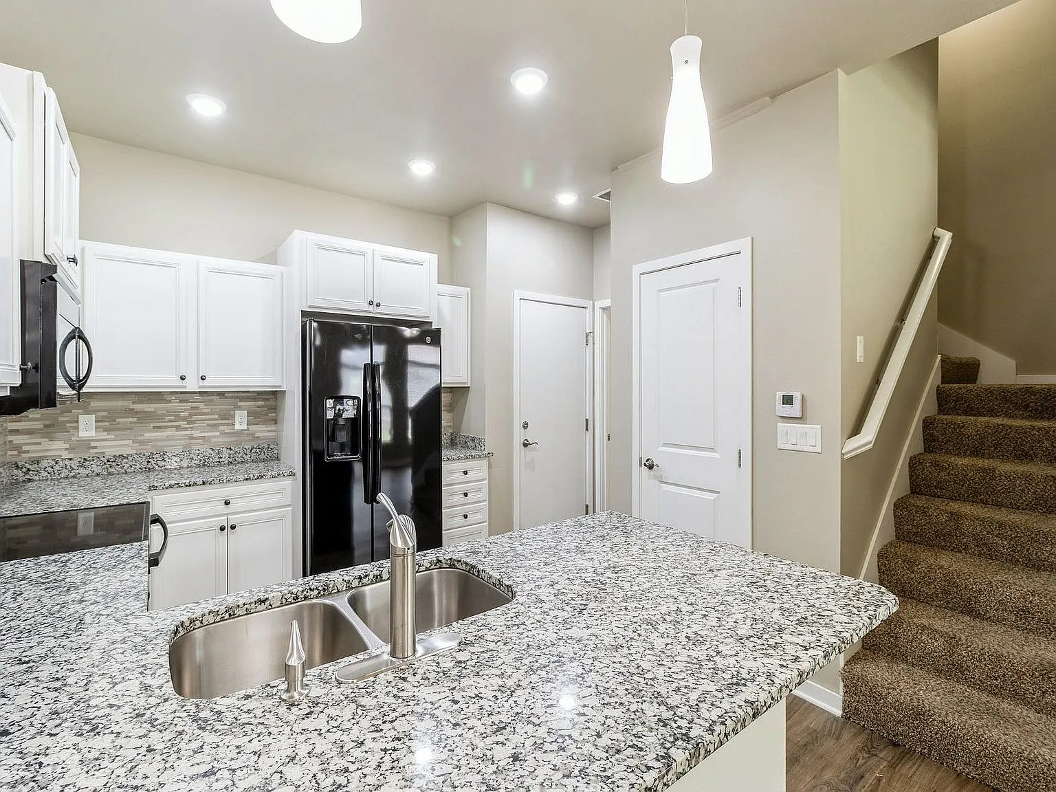 3 bed, 2.5 bath, 1676 sqft, $2,199 — Photo 2