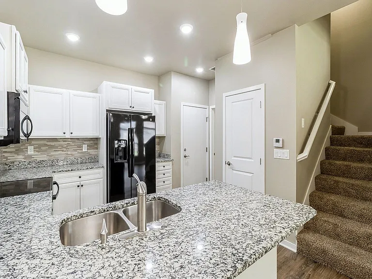 320 SW 6th St #106 — Photo 16