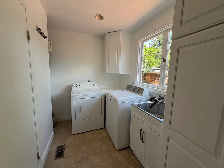 421 W Oakwood Blvd — Photo 8