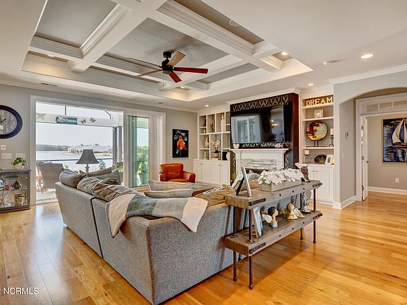 4th image of 8372 S Shoreside Way NE