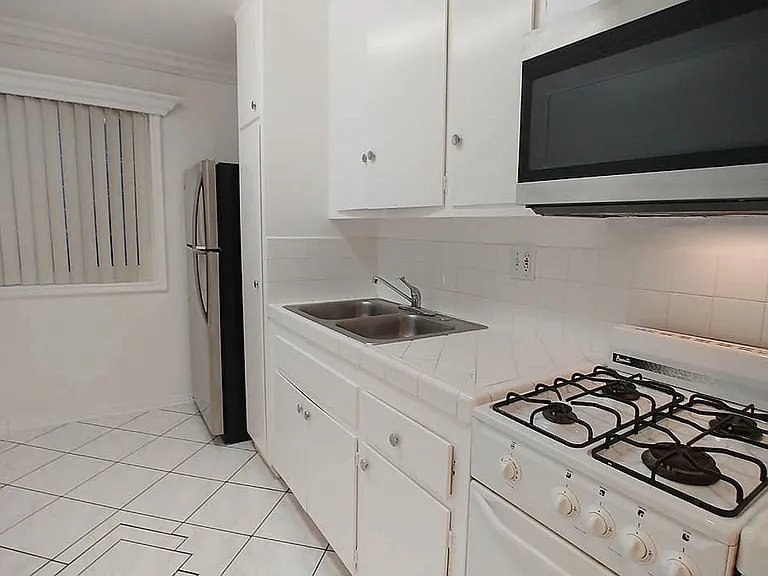 Edgemont Apts — Photo 20