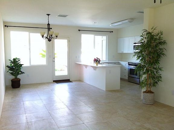 Bright and cheerful Open floor plan; Stainless steel appliances