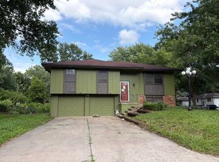 513 Alfalfa Ln, Buckner, MO 64016
