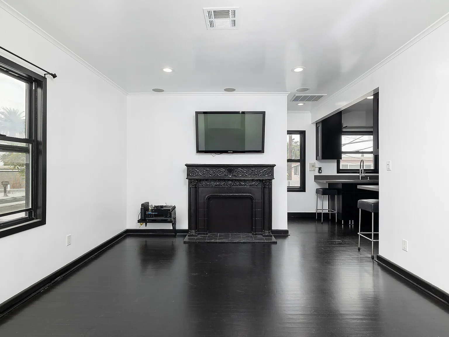 2 bed, 700 sqft, $3,595 — Photo 3