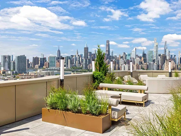 24-01 Queens Plz N #202A, Long Island City, NY 11101