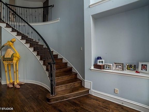 2nd image of 812 Bluffwood Ave