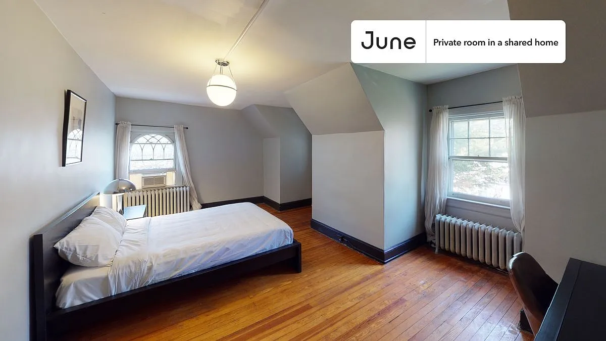 Queen bedroom in 7 bed/3.5 bath home in Woodley Park #115 3A — Photo 1