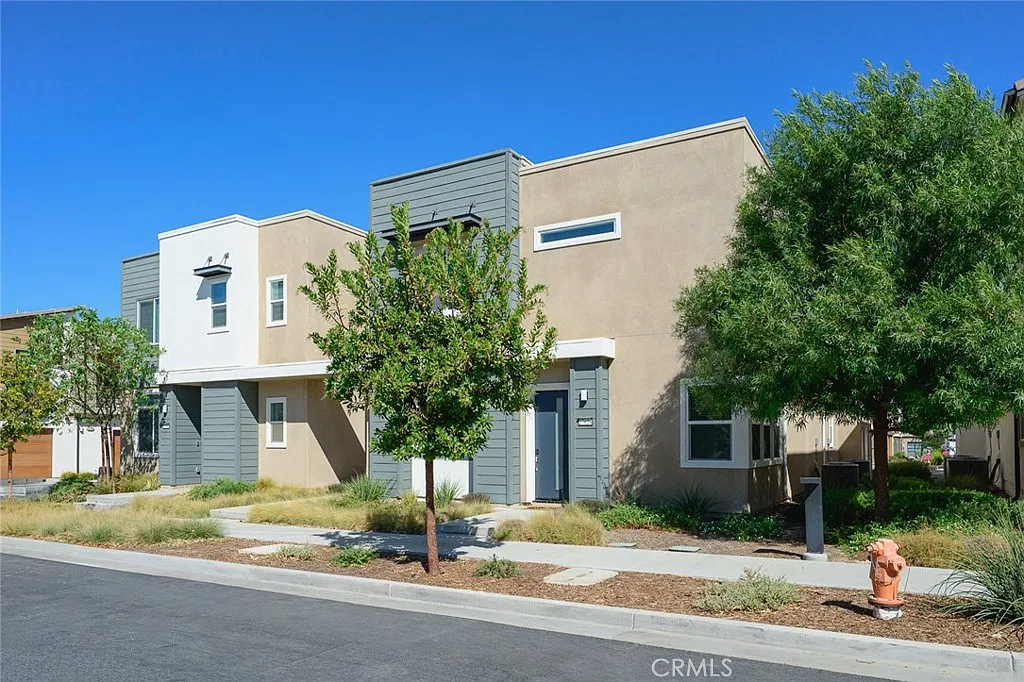 3 bed, 3.5 bath, 1920 sqft, $4,000 — Photo 3