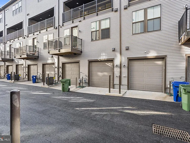 118 Locke Mews #B — Photo 29