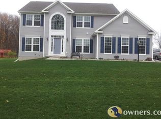 277 Stonefield Ln, Farmington, NY 14425