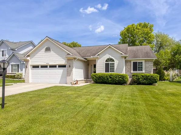 4304 W Pointe Dr, Waterford, MI 48329