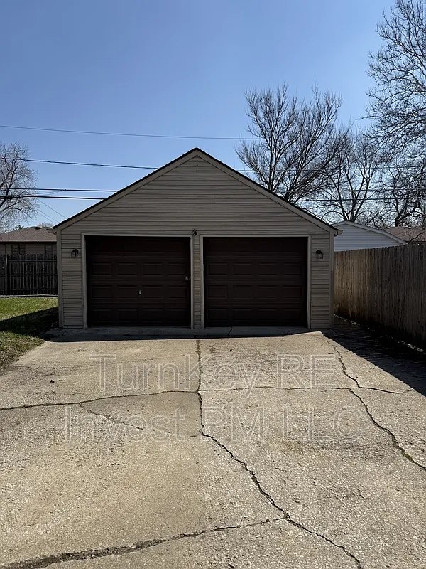 4 bed, 2.0 bath, 1700 sqft, $2,495 — Photo 2