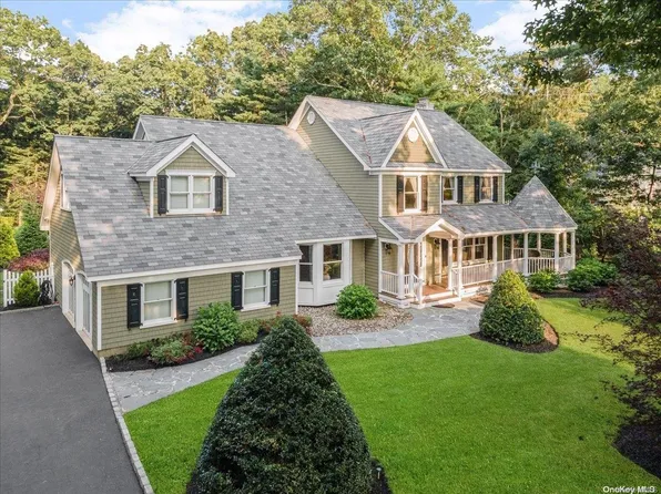 17 S Equestrian Court, Hauppauge, NY 11788