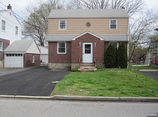 17 Grant St, Elmwood Park, NJ 07407
